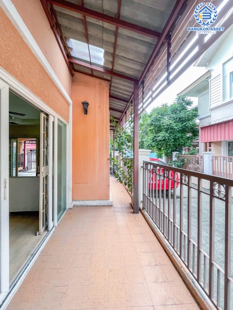 ทาวน์เฮ้าส์มือสอง ม.เดอะคอนเนค3 ดอนเมือง-วิภาวดี บ้านหลังมุม ภายในตกแต่งสวย พร้อมเข้าอยู่  บนเนื้อที่ 27.90 (หน้ากว้าง 6 เมตร) ฟังก์ชัน 3 ห้องนอน 4 ห้องน้ำ 2 ที่จอดรถ บนทำเลเชื่อมต่อถนน ถนนวิภาวดี-รังสิต, ถนนแจ้งวัฒนะ, ถนนพหลโยธิน, ถนนรังสิต-ปทุม ใกล้รถไฟฟ้า ใกล้สนามบินดอนเมือง